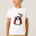 Vampire Penguin T-Shirt<br><div class="desc">Erleben Sie ein wenig Gaumenfreude mit diesem bezaubernden Vampirpinguin zum Thema Dracula. Dieser Pinguin verfügt über niedliche kleine Fangzähne und zwei lächelnde Fledermäuse,  die in der Nähe fliegen. Zeige dein Halloween-Glück!</div>