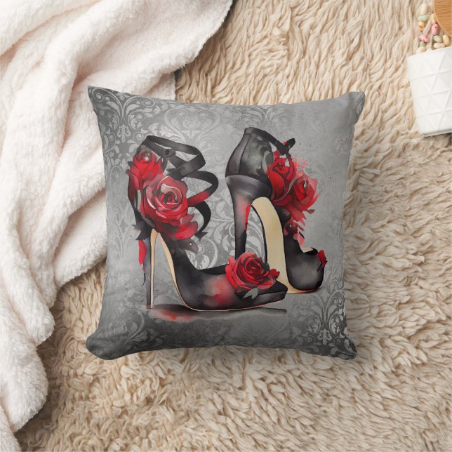 Vampy Strappy Stilettos | Heelse der Rote Rose auf Kissen (Decke)