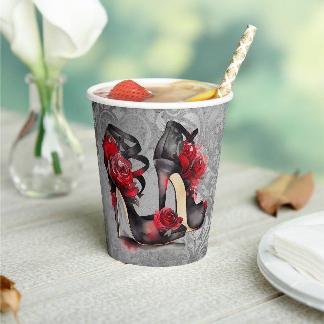 Vampy Strappy Stilettos | Heelse der Rote Rose auf Pappbecher (In Situ)