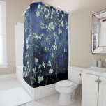 Van Gogh Almond Blossoms Midnight Blue Duschvorhang<br><div class="desc">Mit diesem Duschvorhang mit Van Gogh-Almond-Blüten in einer reichen Mitternachtsblauen Kulisse bringen Sie Ihr Bad in einen kunstvollen Rückzugsort. Bringen Sie eine Touch museumswürdiger Eleganz in Ihren Alltag. Die knusprigen weißen Blüten mit grünen Akzenten schaffen einen auffallenden und dennoch beruhigenden Kontrast, der dieses Stück kühl und ruhig macht. Perfekt für...</div>