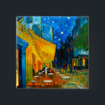 Van Gogh Café Terrasse am Abend Button<br><div class="desc">Button mit Vincent van Gogh's Ölgemälde Café Terrasse bei Nacht (1888). Gelbe Sterne malen den blauen Nachthimmel über einem Café im Freien in Frankreich. Ein wunderbares Geschenk für die Fans von Post-Impressionismus und niederländischer Kunst.</div>