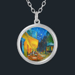 Van Gogh Café Terrasse am Abend Versilberte Kette<br><div class="desc">Necklace mit Vincent van Gogh's Ölgemälde Café Terrasse am Abend (1888). Gelbe Sterne malen den blauen Nachthimmel über einem Café im Freien in Frankreich. Ein wunderbares Geschenk für die Fans von Post-Impressionismus und niederländischer Kunst.</div>