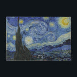 Van Gogh Starry Night Fußmatte<br><div class="desc">Starry Night von Vincent Van Gogh, Oil on Leinwand, 1889, ist ein Landschaftsbild eines großen Wirrs glänzender Sterne über einer Landschaft von entlegener Stadt und sanften Hügeln, mit einem Zypressenbaum im Vordergrund wie eine dunkelgrüne Flamme. Van Gogh malte sein sternenförmiges Meisterwerk nicht aus dem Leben, sondern aus dem Gedächtnis während...</div>