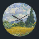 Van Gogh Wheat Field mit Cypressen Große Wanduhr<br><div class="desc">Schönes Vintages Kunstwerk aus dem Jahre 1889 des berühmten Malers Vincent Van Gogh,  einer meiner Lieblingskünstler aus der impressionistischen Periode auf einer klassischen Wanduhr. Diese beeindruckende Landschaftskunst zeigt große grüne Zypressen Set gegen hübsche Wolken über einem Weizenfeld.</div>