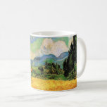 Van Gogh Wheat Field w Cypressen bei Haute Galline Kaffeetasse<br><div class="desc">Das Weizenfeld mit Zypressen in der Haute Galline bei den Eygalieres von Vincent van Gogh ist ein Vintages Post-Impressionismus-Naturlandschaftsbild. Weiße Wolken wirbeln im blauen Himmel mit Weizenfeldern und Zypressen auf einem Bauernhof. Über den Künstler: Vincent Willem van Gogh (1853-1890) war einer der berühmtesten postimpressionistischen Maler seiner Zeit. Seine Arbeit war...</div>