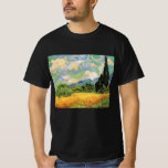 Van Gogh Wheat Field w Cypressen bei Haute Galline T-Shirt<br><div class="desc">Das Weizenfeld mit Zypressen in der Haute Galline bei den Eygalieres von Vincent van Gogh ist ein Vintages Post-Impressionismus-Naturlandschaftsbild. Weiße Wolken wirbeln im blauen Himmel mit Weizenfeldern und Zypressen auf einem Bauernhof. Über den Künstler: Vincent Willem van Gogh (1853-1890) war einer der berühmtesten postimpressionistischen Maler seiner Zeit. Seine Arbeit war...</div>
