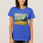 Van Gogh Wheat Field w Cypressen bei Haute Galline T-Shirt<br><div class="desc">Das Weizenfeld mit Zypressen in der Haute Galline bei den Eygalieres von Vincent van Gogh ist ein Vintages Post-Impressionismus-Naturlandschaftsbild. Weiße Wolken wirbeln im blauen Himmel mit Weizenfeldern und Zypressen auf einem Bauernhof. Über den Künstler: Vincent Willem van Gogh (1853-1890) war einer der berühmtesten postimpressionistischen Maler seiner Zeit. Seine Arbeit war...</div>