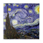 Van Gogh's Starry Night, 1889 Fliese<br><div class="desc">Das Gemälde, das als Van Gogh's magnum opus gepriesen wird, zeigt den Blick abends außerhalb seines Sanatorium-Zimmers, obwohl es tagsüber aus der Erinnerung gemalt wurde. Das Bild ist öffentlich zugänglich. Kontaktieren Sie Patterns & Paintings & Graphics für spezielle Anfragen. © Copyright 2020 P.D., Muster & Bilder & Grafiken. Alle Rechte...</div>