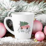 Van Life Girly Pink Vintag Van Christmas Tree Milchtasse<br><div class="desc">Feiern Sie die magische und festliche Urlaubssaison mit unserer maßgeschneiderten Tasse. Das Design zeigt unser typografisches Design "Van Life" mit einem lustigen rosa mädchenhaften Retro-Vintagen Van mit einem Weihnachtsbaum. Weihnachten heilig auf der anderen Seite der Tasse. Maßgeschneidert mit dem Monogramm-Initial auf der Vorderseite des rosa van. Alle Illustrationen sind handgezeichnete...</div>