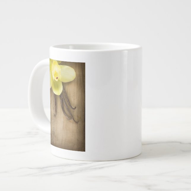 Vanilla Pods und Blume über den Holzboden Jumbo-Tasse (Vorderseite Links)