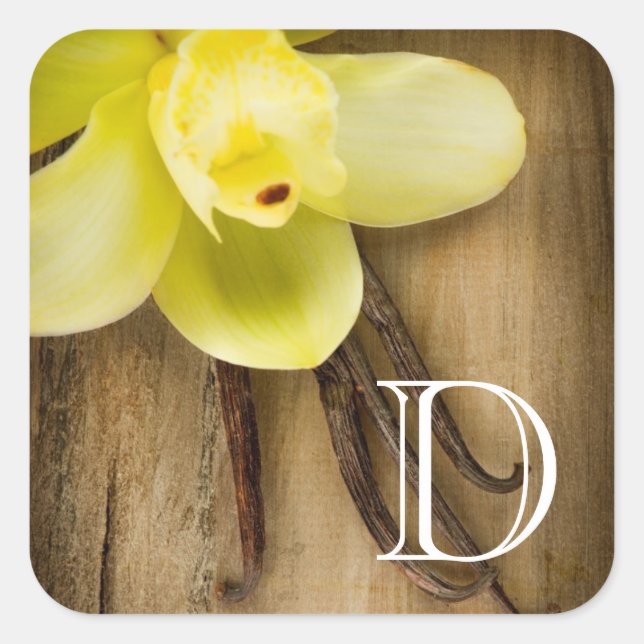 Vanilla Pods und Blume über Holzgelände Quadratischer Aufkleber (Vorderseite)