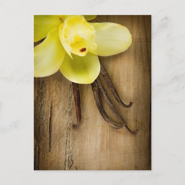 Vanille-Hülsen und Blume über hölzernem Postkarte (Vorderseite)