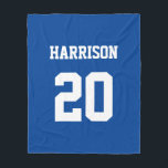 Varsity sports blue white individuelle Name number Fleecedecke<br><div class="desc">Varsity sports blue-white individuelle Name number monogram Fleece Blanket. Der sportliche Stil. Passen Sie es mit Ihrem Namen, Alter, Jahr, Nummer oder Namen des Sportteams an. Vollständig anpassbarer Text auf blauem Hintergrund. Sie können die Farben bearbeiten und ändern, sie löschen und einfach die Vollfarbe verlassen. Ideal für Zuhause oder Studentenwohnheime....</div>
