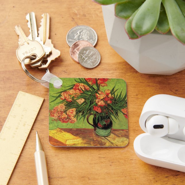 Vase mit Oleanders und Bücher von Vincent van Gogh Schlüsselanhänger (Schreibtisch)