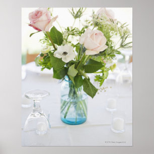 Vase Rosen auf SetAbendtische mit Gläsern Poster