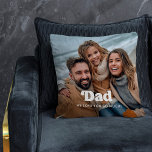 Vater | Boho Text Overlay mit zwei Fotos Kissen<br><div class="desc">Dieses schlichte und stilvolle Kissen für Ihren Vater enthält zwei Fotos Ihrer Familie, zusammen mit dem Wort "Vater" in der boho weißen modernen Typografie und ein Ort, um Ihre Namen und das Jahr auf der Rückseite. Der Text, wie er vorgestellt wurde, sagt "Wir Liebe dich so sehr", aber du kannst...</div>