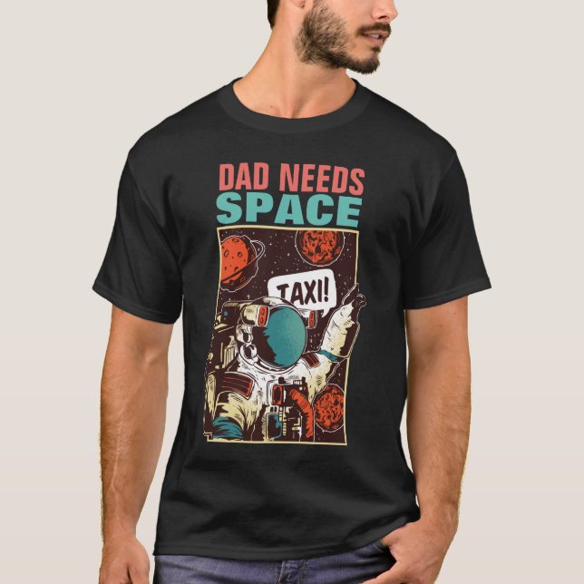 VATER BRAUCHT RAUM Funny Vaterastronaut T-Shirt (Vorderseite)