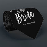 Vater der Braut | Skriptbenutzerdefiniertes Hochfa Krawatte<br><div class="desc">Lassen Sie den Brautvater mit diesem individuelle Name den gehobenen Krawatte schätzen.
Es enthält die Worte "Vater der Braut" in einem eleganten Schrift-Stil Text. In der Nähe befindet sich ein Platz für seinen Namen oder seine Initialen.</div>