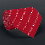 Vater der Braut Wiederholender weißer Text auf Rot Krawatte<br><div class="desc">Diese rote Halsbinde ist das perfekte Accessoire für den Vater der Braut bei Ihrer Hochzeit. Es zeichnet sich durch ein schlichtes und dennoch elegantes Textedesign aus, mit dem Wort "Vater der Braut" in einem ausgeklügelten, ganz in Hauptstadt weißen Schriftart. Kleine Diamanten trennen den Text und verleihen der Krawatte ein stilvolles...</div>