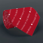 Vater der Braut Wiederholender weißer Text auf Rot Krawatte<br><div class="desc">Diese rote Halsbinde ist das perfekte Accessoire für den Vater der Braut bei Ihrer Hochzeit. Es zeichnet sich durch ein schlichtes und dennoch elegantes Textedesign aus, mit dem Wort "Vater der Braut" in einem ausgeklügelten, ganz in Hauptstadt weißen Schriftart. Kleine Diamanten trennen den Text und verleihen der Krawatte ein stilvolles...</div>