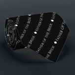 Vater der Braut wiederholt weißen Text auf schwarz Krawatte<br><div class="desc">Diese schwarze Halsbinde ist das perfekte Accessoire für den Vater der Braut bei Ihrer Hochzeit. Es zeichnet sich durch ein schlichtes und dennoch elegantes Textedesign aus, mit dem Wort "Vater der Braut" in einem ausgeklügelten, ganz in Hauptstadt weißen Schriftart. Kleine Diamanten trennen den Text und verleihen der Krawatte ein stilvolles...</div>