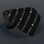 Vater der Braut wiederholt weißen Text auf schwarz Krawatte<br><div class="desc">Diese schwarze Halsbinde ist das perfekte Accessoire für den Vater der Braut bei Ihrer Hochzeit. Es zeichnet sich durch ein schlichtes und dennoch elegantes Textedesign aus, mit dem Wort "Vater der Braut" in einem ausgeklügelten, ganz in Hauptstadt weißen Schriftart. Kleine Diamanten trennen den Text und verleihen der Krawatte ein stilvolles...</div>