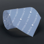 Vater der Bride geteerter weißer Text auf hellblau Krawatte<br><div class="desc">Diese hellblaue Krawatte ist das perfekte Accessoire für den Vater der Braut bei Ihrer Hochzeit. Es zeichnet sich durch ein schlichtes und dennoch elegantes Textedesign aus, mit dem Wort "Vater der Braut" in einem ausgeklügelten, ganz in Hauptstadt weißen Schriftart. Kleine Diamanten trennen den Text und verleihen der Krawatte ein stilvolles...</div>