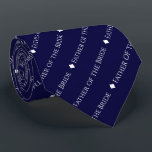 Vater der Bride geteerter weißer Text über Navy Bl Krawatte<br><div class="desc">Dieser blaue Nackenschuh ist das perfekte Zubehör für den Vater der Braut bei Ihrer Hochzeit. Es zeichnet sich durch ein schlichtes und dennoch elegantes Textedesign aus, mit dem Wort "Vater der Braut" in einem ausgeklügelten, ganz in Hauptstadt weißen Schriftart. Kleine Diamanten trennen den Text und verleihen der Krawatte ein stilvolles...</div>