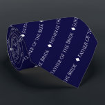 Vater der Bride geteerter weißer Text über Navy Bl Krawatte<br><div class="desc">Dieser blaue Nackenschuh ist das perfekte Zubehör für den Vater der Braut bei Ihrer Hochzeit. Es zeichnet sich durch ein schlichtes und dennoch elegantes Textedesign aus, mit dem Wort "Vater der Braut" in einem ausgeklügelten, ganz in Hauptstadt weißen Schriftart. Kleine Diamanten trennen den Text und verleihen der Krawatte ein stilvolles...</div>