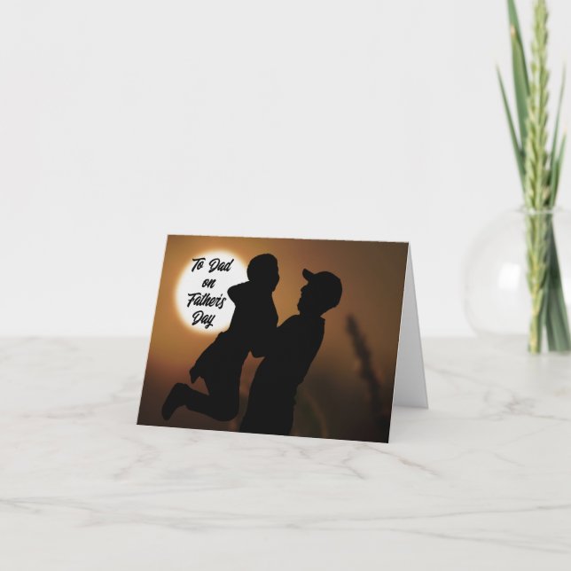 Vater, der die Kindertagskarte hält Feiertagskarte (Vorderseite)