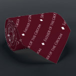 Vater der Groom wiederholt weißen Text Burgund Krawatte<br><div class="desc">Diese lustige bordeauxrote oder maronfarbene Krawatte ist das perfekte Zubehör für den Vater des Bräutigams bei Ihrer Hochzeit. Es zeichnet sich durch ein schlichtes und dennoch elegantes Design aus, mit dem Wort "Vater des Bräutigams", das in einem ausgeklügelten, ganz in Hauptstadt weißen Schriftart geschrieben und in einem diagonalen Muster mit...</div>