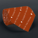 Vater der Groom Wiederholung Text Rust Orange Krawatte<br><div class="desc">Diese amüsante, orangefarbene oder gebrannte Nackenschwelle ist das perfekte Accessoire für den Vater des Bräutigams bei Ihrer Hochzeit. Es zeichnet sich durch ein schlichtes und dennoch elegantes Design aus, mit dem Wort "Vater des Bräutigams", das in einem ausgeklügelten, ganz in Hauptstadt weißen Schriftart geschrieben ist und in einem diagonalen Muster...</div>