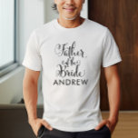 Vater der Personalisierten Hochzeit der Braut T-Shirt<br><div class="desc">Der Brautvater Wedding bietet moderne,  schwarz wirbelnde Kalligraphie-Skripte mit elegantem Vornamen,  den Sie personalisieren können. Sehen Sie sich unsere koordinierenden Brautparty-Designs an!</div>