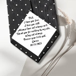 Vater des Brautgeschenks von Bride Krawatte<br><div class="desc">Erinnern Sie sich an Ihren Hochzeitstag an den verliebten Kleinen, den er einst war, indem Sie ihm diese personalisierte Brautvater-Krawatte mit einer personalisierten Botschaft mit Ihrem Namen und Ihrem Hochzeitsdatum geben. Geben Sie den Namen und das Datum ein, das in einem benutzerdefinierten Bereich gedruckt werden soll. Erstaunen Sie ihn auch...</div>