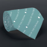 Vater des Bräutigams wiederholt Weißtext auf Aquam Krawatte<br><div class="desc">Diese aquamarine oder türkisfarbene Krawatte ist das perfekte Accessoire für den Bräutigam bei Ihrer Hochzeit. Es zeichnet sich durch ein schlichtes und dennoch elegantes Design aus, mit dem Wort "Vater des Bräutigams", das in einem ausgeklügelten, ganz in Hauptstadt weißen Schriftart geschrieben ist und in einem diagonalen Muster mit Diamanttrennern wiederholt...</div>