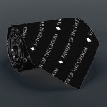 Vater des Grooms wiederholt weißen Text auf schwar Krawatte<br><div class="desc">Diese lustige schwarze Nackenschwelle ist das perfekte Zubehör für den Vater des Bräutigams bei Ihrer Hochzeit. Es zeichnet sich durch ein schlichtes und dennoch elegantes Design aus, mit dem Wort "Vater des Bräutigams", das in einem ausgeklügelten, ganz in Hauptstadt weißen Schriftart geschrieben ist und in einem diagonalen Muster mit Diamanttrennern...</div>