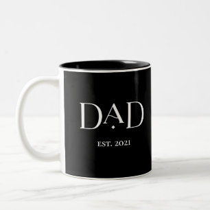 Vater Est. 2021 mit Kindernamen   Moderner Text Zweifarbige Tasse