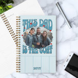 Vater ist das Foto der Ziege Blue Red Retro Planer<br><div class="desc">Foto Geschenk für Papa von seinen Kindern oder Kind, um ihm lassen, dass er der Bestste aller Zeiten ist! Fun Retro-Design mit trendiger Typografie, Liebe Herz und Vintage Farbpalette. Verwenden Sie die Personalisierungsvorlage, um Ihr Foto hinzuzufügen und sich an die Perfektion anzupassen, und dann können Sie die Farbpalette im Designwerkzeug...</div>