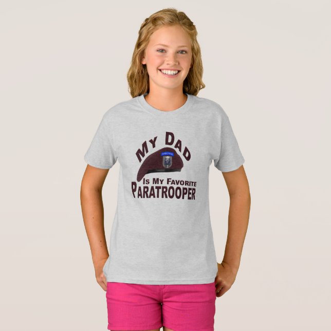 Vater ist My Lieblings-82. Im Flugzeug Fallschirmj T-Shirt (Vorne ganz)