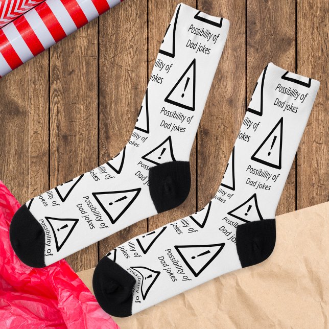 Vater Jokes Possibility Funny Novelty Humoraler Sp Socken (These funny socks are patterned with warning triangles and the caption 'Possibility of Dad jokes')