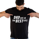 Vater Life ist das beste Leben Vater Zitat Black T-Shirt<br><div class="desc">Vater Life ist der beste Lebensvater Zitat Black T - Shirt. Dieser T - Shirt ist das perfekte Geschenk für jeden Papa da draußen, der weiß, dass es das Beste ist, was ihm je passiert ist, Vater zu sein. Das Design enthält das Zitat "Vater Leben ist das beste Leben" in...</div>