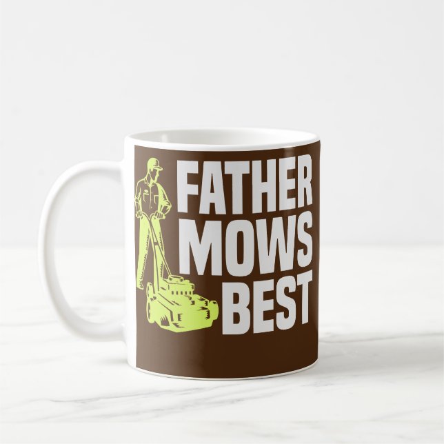 Vater mäht den besten Rasenmäher auf dem Rasen Vat Kaffeetasse (Links)