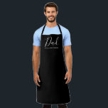 Vater Schwarz, modernes, benutzerdefiniertes Skrip Schürze<br><div class="desc">Vater personalisierte benutzerdefinierte Text niedlich schicke moderne Küche Schürze. Ein tolles Geschenk für den Vatertag mit eigenen Kindernamen: Sie können den Untertext mit den Namen Ihrer Familienmitglieder,  Kinder,  Kinder usw. anpassen. Vollständig anpassbarer weißer Text auf schwarzem Hintergrund. Alle Farben können bearbeitet werden.</div>