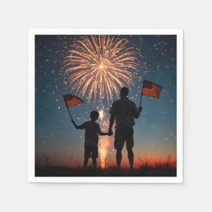 Vater und Sohn, die amerikanische Flaggen halten Serviette