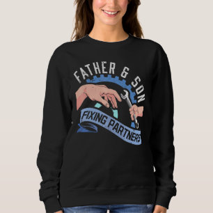 Vater und Sohn fixieren Partner Diesel zum Vaterta Sweatshirt