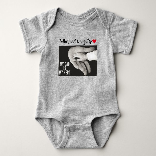 "Vater und Tochter: Vater ist mein Held" Baby Strampler (Vorderseite)