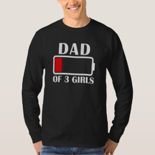 Vater von 3 Mädchen mit niedrigem Akku-Vater von 3 T-Shirt