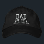 Vater von Duty Simple Modern Typografy Custom Bestickte Baseballkappe<br><div class="desc">Vater Off Duty Simple Modern Typografy Custom Sticktier Baseball Cap bietet den einfachen modernen bestickten Text "Vater,  frei,  gehen frag deine Mutter". Perfekt als Geschenk für Vater zum Vatertag,  Weihnachten,  Geburtstag und vieles mehr. Erstellt von Evco Studio www.zazzle.com/store/evcostudio</div>