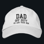 Vater von Duty Simple Modern Typografy Custom Bestickte Baseballkappe<br><div class="desc">Vater Off Duty Simple Modern Typografy Custom Sticktier Baseball Cap bietet den einfachen modernen bestickten Text "Vater,  frei,  gehen frag deine Mutter". Perfekt als Geschenk für Vater zum Vatertag,  Weihnachten,  Geburtstag und vieles mehr. Erstellt von Evco Studio www.zazzle.com/store/evcostudio</div>
