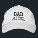 Vater von Duty Simple Modern Typografy Custom Bestickte Baseballkappe<br><div class="desc">Vater Off Duty Simple Modern Typografy Custom Sticktier Baseball Cap bietet den einfachen modernen bestickten Text "Vater,  frei,  gehen frag deine Mutter". Perfekt als Geschenk für Vater zum Vatertag,  Weihnachten,  Geburtstag und vieles mehr. Erstellt von Evco Studio www.zazzle.com/store/evcostudio</div>